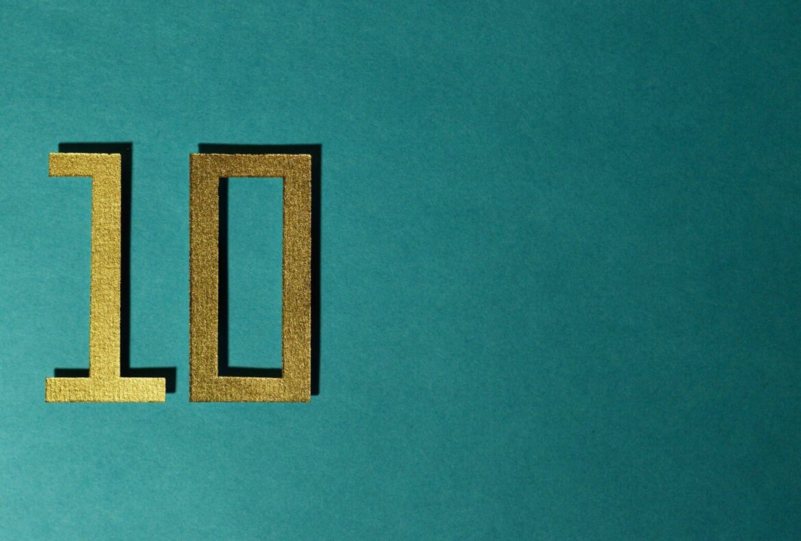 Photo by Miguel Ángel Padriñán Alba The number 10 is gold on a teal background.